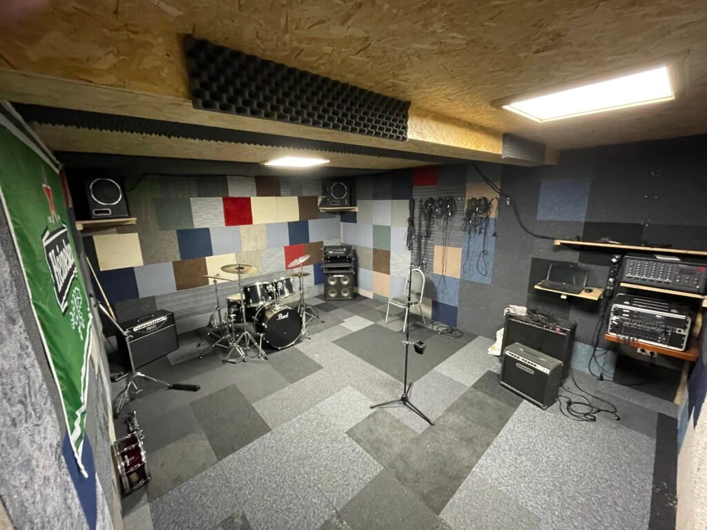 Oefenruimte in ter aar met drumstel microfoons en apparatuur